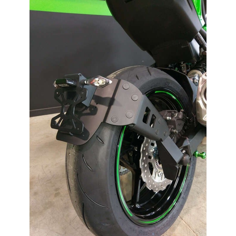 Support de plaque access design ''ras de roue'' noir kawasaki z900